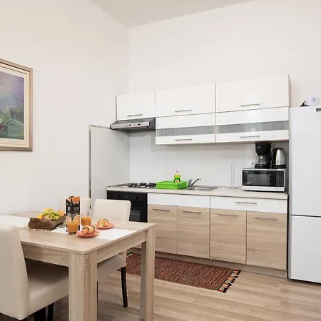 Four Modern Apartment'S At Antique Villa, Castropola 8, Pula, City Center Apartment