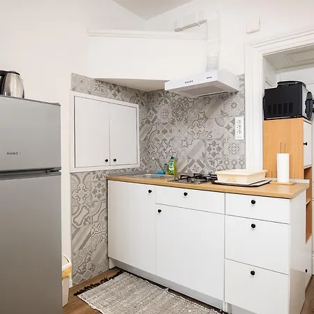 Modern Apartment's At Antique Center - No Privat Parking アパート プーラ